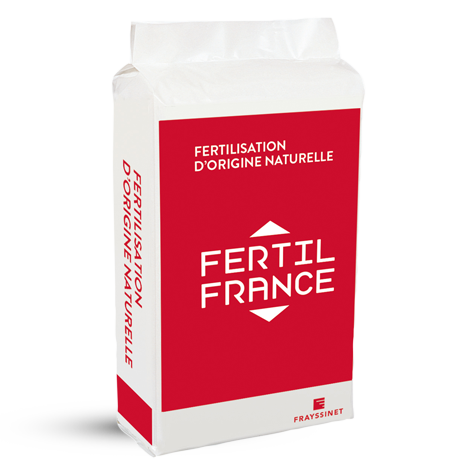 Visuel d'un sac FERTIL FRANCE. Sur la face visible, un rectangle rouge est présent. Il contraste avec la couleur du sac qui elle est blanche. Sur cette étiquette, en faut, est inscrit "Fertilisation d'origine naturelle". En dessous, on remarque le logo Fertil France, au centre et en grand. L'écriture est blanche. Sous cette partie du packaging, il y a le logo Frayssinet en bas à droite. Sur la tranche du sac, en majuscule et en rouge on retrouve à nouveau l'inscription "Fertilisation d'origine naturelle".