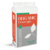 Photo du sac d'un engrais organo-minéral, ORGANIC Energie, créé par Frayssinet. Le sac de base est blanc, il est toutefois doté d'une étiquette dans un premier temps verte avec écrit engrais organo-minéral. Dans un second temps elle est orangée et on retrouve le nom du produit "ORGANIC Energie". On retrouve un logo vert puis on passe à une partie de l'étiquette grise. Verticalement, à gauche on retrouve écrit NOURRIR, puis une petite branche avec deux feuilles. Dessous celles-ci il y a le nom de la marque "ORGANIC Nature" et espaces verts puisque ce produit est destiné aux espaces verts.