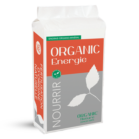 Photo du sac d'un engrais organo-minéral, ORGANIC Energie, créé par Frayssinet. Le sac de base est blanc, il est toutefois doté d'une étiquette dans un premier temps verte avec écrit engrais organo-minéral. Dans un second temps elle est orangée et on retrouve le nom du produit "ORGANIC Energie". On retrouve un logo vert puis on passe à une partie de l'étiquette grise. Verticalement, à gauche on retrouve écrit NOURRIR, puis une petite branche avec deux feuilles. Dessous celles-ci il y a le nom de la marque "ORGANIC Nature" et espaces verts puisque ce produit est destiné aux espaces verts.