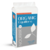 Photo du sac d'un engrais organo-minéral, ORGANIC Équilibre, de Frayssinet. Le sac de base est blanc, il est toutefois doté d'une étiquette dans un premier temps orange avec écrit fertilisation d’origine naturelle. Dans un second temps elle est bleue et on retrouve le nom du produit "ORGANIC Équilibre". On retrouve un logo blanc puis on passe à une partie de l'étiquette grise. Verticalement, à gauche on retrouve écrit NOURRIR, puis une petite branche avec deux feuilles. Dessous celles-ci il y a le nom de la marque "ORGANIC Nature" et espaces verts puisque ce produit est destiné aux espaces verts.