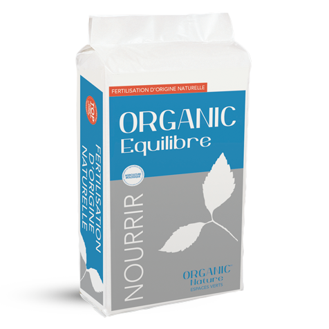 Photo du sac d'un engrais organo-minéral, ORGANIC Équilibre, de Frayssinet. Le sac de base est blanc, il est toutefois doté d'une étiquette dans un premier temps orange avec écrit fertilisation d’origine naturelle. Dans un second temps elle est bleue et on retrouve le nom du produit "ORGANIC Équilibre". On retrouve un logo blanc puis on passe à une partie de l'étiquette grise. Verticalement, à gauche on retrouve écrit NOURRIR, puis une petite branche avec deux feuilles. Dessous celles-ci il y a le nom de la marque "ORGANIC Nature" et espaces verts puisque ce produit est destiné aux espaces verts.