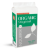 Photo du sac d'un amendement organique, ORGANIC Végétal, de Frayssinet. Le sac de base est blanc, il est toutefois doté d'une étiquette dans un premier temps orange avec écrit amendement organique. Dans un second temps elle est verte et on retrouve le nom du produit "ORGANIC Végétal". On retrouve un logo blanc puis on passe à une partie de l'étiquette grise. Verticalement, à gauche on retrouve écrit NOURRIR, puis une petite branche avec deux feuilles. Dessous celles-ci il y a le nom de la marque "ORGANIC Nature" et espaces verts puisque ce produit est destiné aux espaces verts.