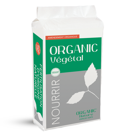 Photo du sac d'un amendement organique, ORGANIC Végétal, de Frayssinet. Le sac de base est blanc, il est toutefois doté d'une étiquette dans un premier temps orange avec écrit amendement organique. Dans un second temps elle est verte et on retrouve le nom du produit "ORGANIC Végétal". On retrouve un logo blanc puis on passe à une partie de l'étiquette grise. Verticalement, à gauche on retrouve écrit NOURRIR, puis une petite branche avec deux feuilles. Dessous celles-ci il y a le nom de la marque "ORGANIC Nature" et espaces verts puisque ce produit est destiné aux espaces verts.