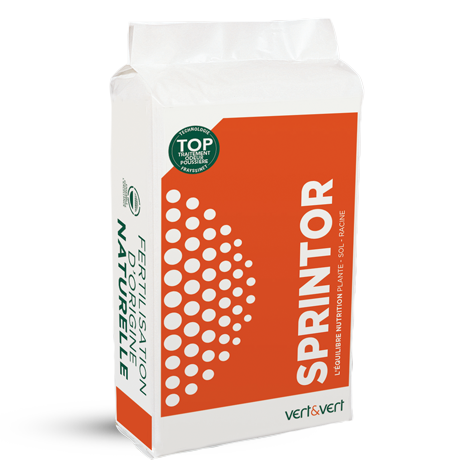Visuel du sac de l'engrais organo-minéral SPRINTOR, ce produit est un création Frayssinet. Dans l'angle gauche sur le sac, on retrouve le logo Technologie TOP c'est-à-dire le Traitement Odeur Poussière. La majorité de la face avant du sac est orange et donne le nom du produit “SPRINTOR”, sur le côté droit verticalement. Le nom est accompagné de la mention "L'ÉQUILIBRE NUTRITION Plante Sol Racine”. Sous cette partie orange, sur fond blanc, on retrouve le nom de la marque “vert&vert”.