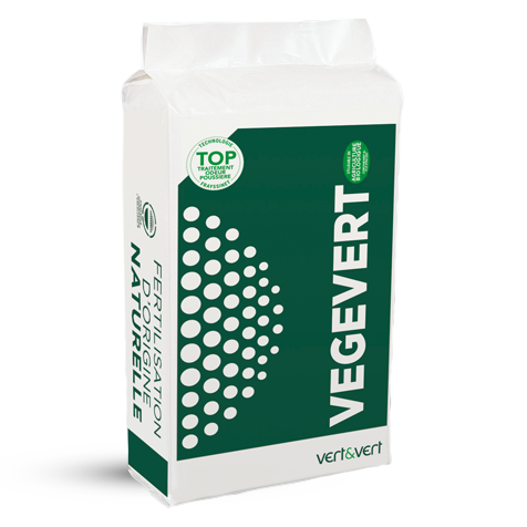Visuel du sac de l’amendement organique VEGEVERT, ce produit créé par Frayssinet est Utilisable en Agriculture Biologique comme en atteste le logo vert qu’on retrouve en haut à droite sur le sac. Dans l'angle gauche, on retrouve le logo Technologie TOP c'est-à-dire le Traitement Odeur Poussière. La majorité de la face avant du sac est verte et donne le nom du produit “VEGEVERT”, sur le côté droit verticalement. Le logo OSYR Inside est également présent, ce qui indique la présence de la matière active OSYR dans ce produit. Sous cette partie verte, sur fond blanc, on retrouve le nom de la marque “vert&vert”.